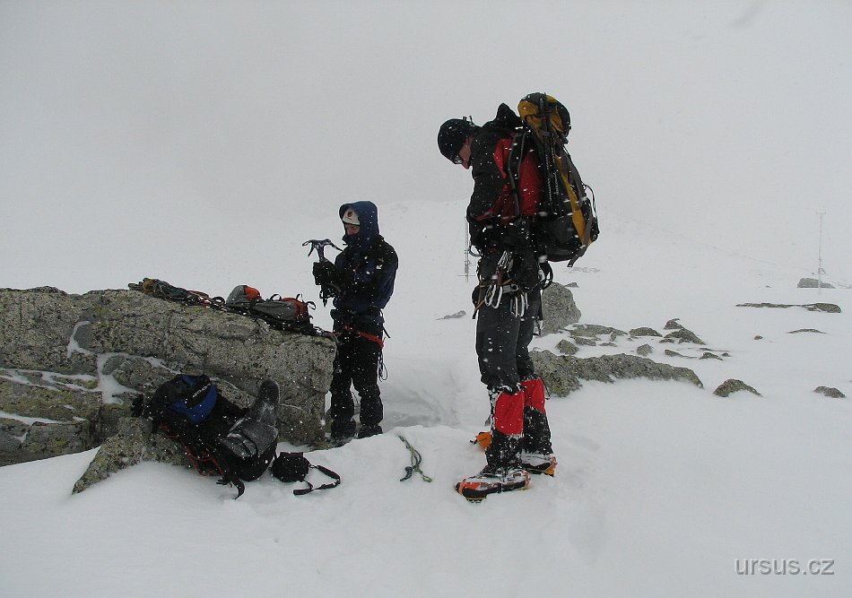 tatry 421.jpg - Sestup byl poměrně rychlý. Schováváme lana i ostatní matroš a za hustého sněžení se vracíme do chaty.